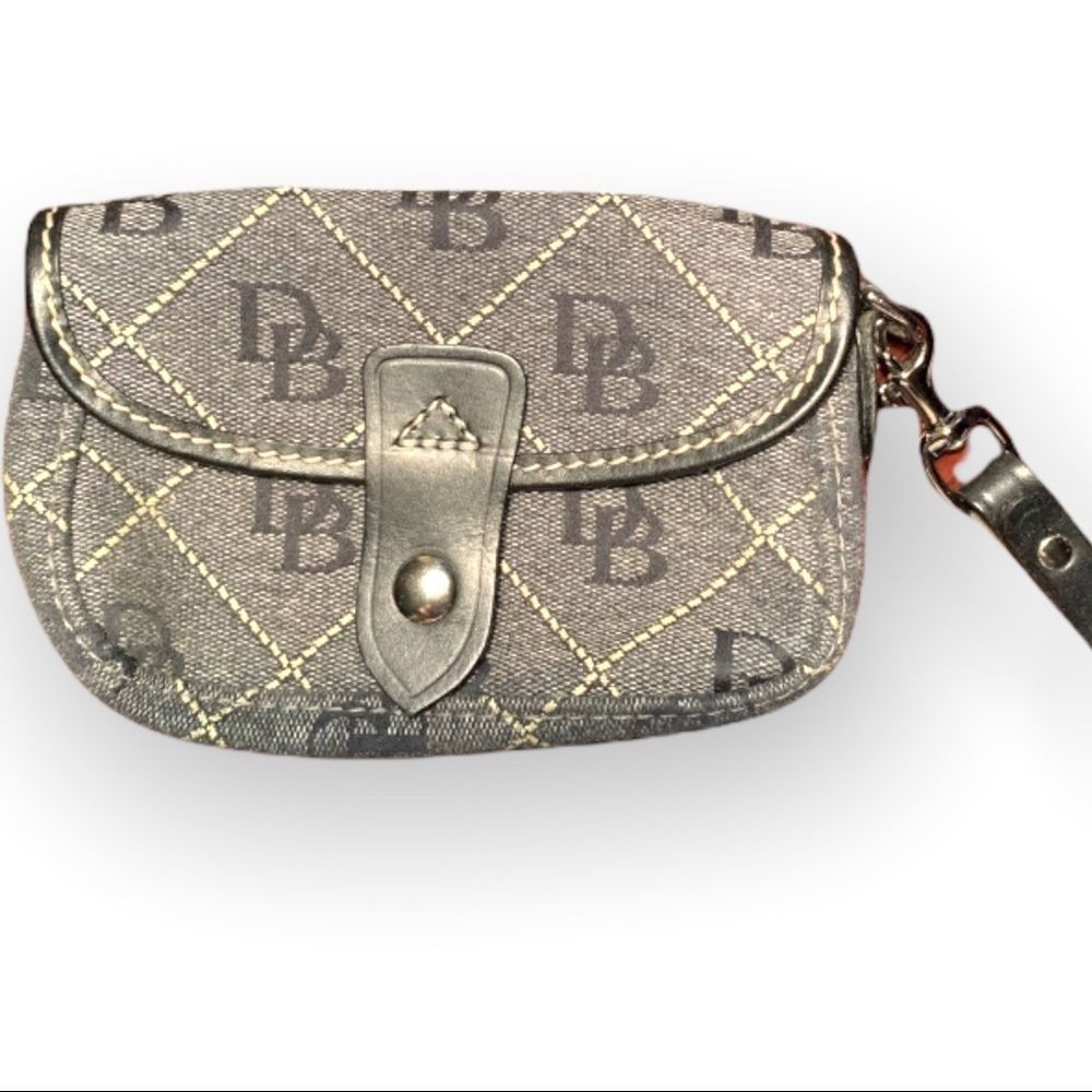 NWOT Autentic Dooney & Bourke Wristlet Max Quilt Collection Style QW20-A1 BLK/Gr